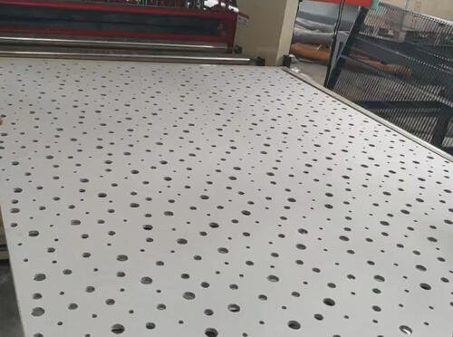 บล็อกบริษัทล่าสุดเกี่ยวกับ Automatic Gypsum Board Punching Machine for Small Business | Servo Gypsum Ceiling Tile Perforating Machinery