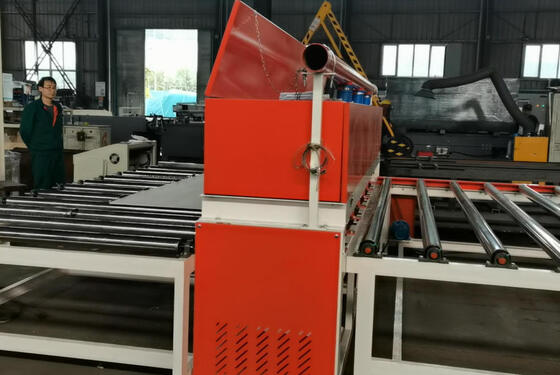 ราคาดี เครื่องตัดหนัง PVC อัตโนมัติที่ควบคุมโดย PLC มีความกว้างในการเลมเนียนสูงสุด 1300 มิลลิเมตร และความเร็ว 15 เมตร/นาทีสําหรับแผ่นไพสต์ ออนไลน์