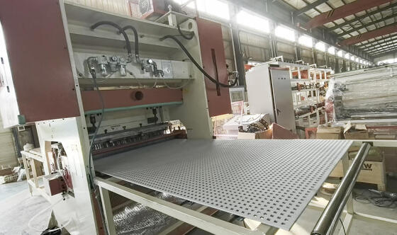 ราคาดี เครื่องเจาะแผ่น CNC อัตโนมัติ 200T ความดัน 50 ครั้ง/นาที ความเร็วและความกว้าง perforation 1220mm สําหรับ plaster Cement MDF ไฟเบอร์ ออนไลน์