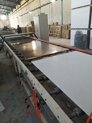 เครื่องจักรความร้อนทนและสูงผลผลิต Lamination สำหรับคณะกรรมการตกแต่งยิปซั่ม