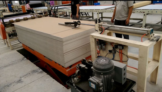 ระบบให้อาหารแบบกดแผ่นพีวีซีฟิล์มยิปซั่มบอร์ดเครื่องเคลือบระบบ PLC